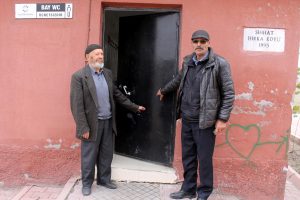 Cami tuvaletinin kapısını &ccedil;aldılar!