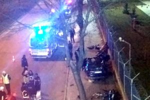 Otomobil, ağaca &ccedil;arptı: &Ouml;l&uuml; ve yaralılar var