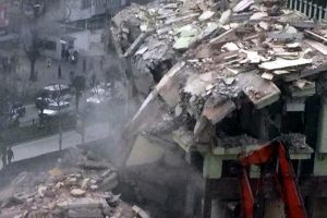 Bursa'da yıkımı yapılan bina, iş&ccedil;ilerin mesai bitimi sonrası &ccedil;&ouml;kt&uuml;, faciadan d&ouml;n&uuml;ld&uuml;
