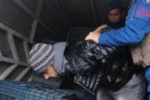 7 ayrı su&ccedil;tan aranıyordu... Narenciye kasalarının arasında yakalandı