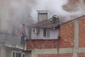 Bursa'da &ccedil;atı yangını mahalleliyi sokağa d&ouml;kt&uuml;
