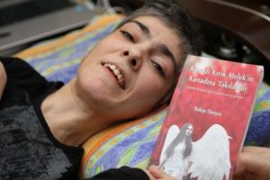 Tek parmağıyla kitap yazdı! Geliriyle hayalini ger&ccedil;ekleştirdi