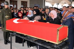 S&ouml;zleşmeli er, son yolculuğuna uğurlandı