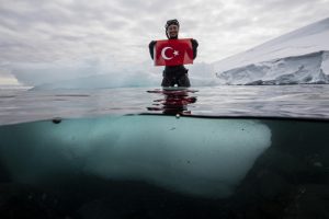 Milli sporcu Şahika Erc&uuml;men'den 'beyaz kıta'da anlamlı dalış