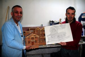 O &ccedil;iziyor, babası maketini yapıyor