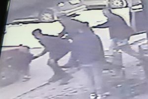 Son anda k&uuml;&ccedil;&uuml;k kızı otomobil altında kalmaktan kurtardı