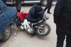 Kaza yaptı, motosiklette sıkıştı!