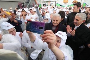 Binali Yıldırım se&ccedil;im &ccedil;alışmalarını &Ccedil;ekmek&ouml;y'de s&uuml;rd&uuml;rd&uuml;