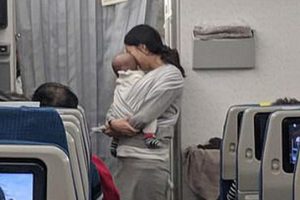 Anne u&ccedil;aktaki 200 yolcuya s&uuml;rpriz yaptı