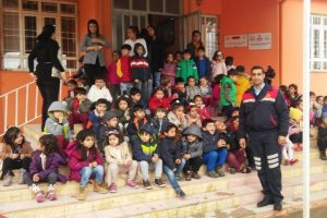 Minik &ouml;ğrencilere itfaiye mesleği tanıtıldı