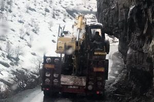 Tır tek şeritli yolu kapattı, ara&ccedil;lar il&ccedil;eye giremedi