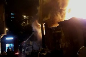 Bursa'da metruk binada &ccedil;ıkan yangın mahalleyi ayağa kaldırdı