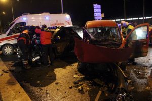 Cip kırmızı ışıkta duran ara&ccedil;lara &ccedil;arptı: 4 yaralı