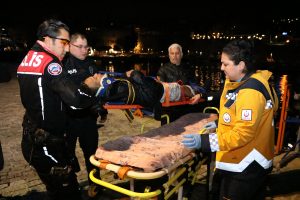 Dengesini kaybedip 20 metrelik falezlerden d&uuml;şt&uuml;