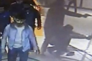 İstanbul'da inanılmaz g&ouml;r&uuml;nt&uuml;ler! Kapıyı kırıp yaylım ateş a&ccedil;tılar