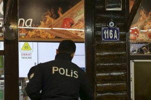 Hesap tartışmasından sonra geri d&ouml;nd&uuml;ler! Restorana silahlı saldırı