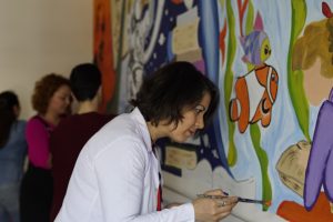 &Ouml;ğrenciler ve &ouml;ğretmenler okullarına 'renk' kattı