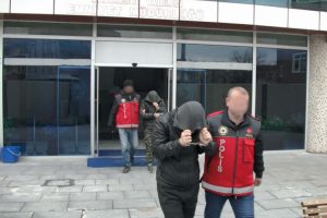 Soymak i&ccedil;in girdikleri evde su&ccedil;&uuml;st&uuml; yakalandılar