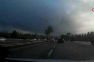 Faciadan d&ouml;n&uuml;ld&uuml;! O anlar ara&ccedil; kamerasına yansıdı