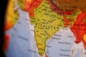 Hindistan kapatılan havaalanlarını yeniden a&ccedil;tı