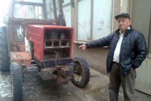 Park halindeki trakt&ouml;r&uuml;n ak&uuml; ve lambaları &ccedil;alındı