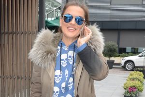 Demet Akalın'ın y&uuml;z&uuml; g&uuml;l&uuml;yor