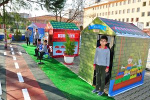 Minik &ouml;ğrenciler 'Hayat Oyunu'yla hayata hazırlanıyor
