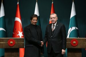 İmran Han gerilimin azaltılmasında rol oynaması i&ccedil;in Erdoğan'ı arayacak