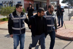 Metal par&ccedil;asını kesip, cep telefonu diye sattı