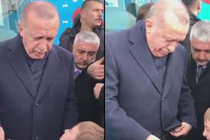 Erdoğan k&uuml;&ccedil;&uuml;k &ccedil;ocuğa tespih hediye etti