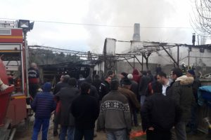 İki katlı ev yangında k&uuml;le d&ouml;nd&uuml;