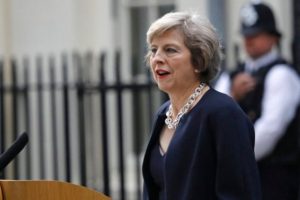 Theresa May'in s&ouml;z&uuml;n&uuml; g&ouml;sterdi ve... İngiltere'de şoke eden istifa