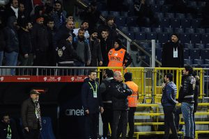 Taraftarlar Mustafa Denizli'yi istifaya davet etti