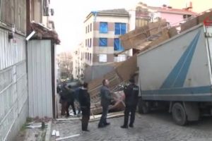 Sabah saatlerinde panik! İnşaat iskelesi &ccedil;&ouml;kt&uuml;