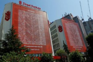 Kredi &ccedil;ekecekler dikkat! Dev banka faizleri indirdi