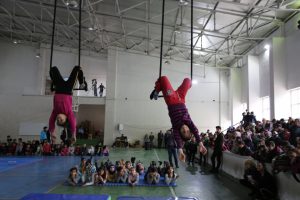 &Ouml;ğrencilerden sirk ve sokak sanatları g&ouml;sterisi