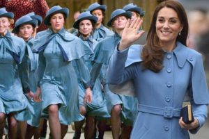Kate Middleton'ın giydiği kabansosyal medyanın g&uuml;ndemine oturdu