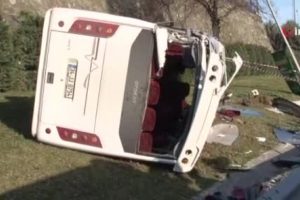 Servis minib&uuml;s&uuml; devrildi! Yaralılar var