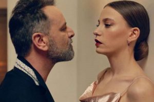 Ozan G&uuml;ven'den, Serenay Sarıkaya ile bornozlu poz