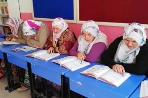 Okuma yazma &ouml;ğrenmenin sevincini yaşıyorlar
