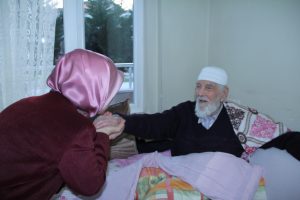 Bursa'da yaşıyor herkesi şaşırtıyor! 95 yaşında, 12 &ccedil;ocuk 152 torun sahibi...