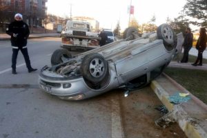 Karşı şeride ge&ccedil;en otomobil takla attı