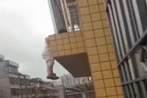 D&uuml;şmek &uuml;zereyken balkon demirlerine sıkıştı!