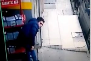 Bursa'da ak&uuml; hırsızlığı kamerada