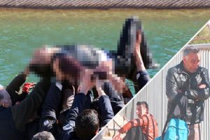 Arkadaşını g&ouml;r&uuml;nce o da kurtarmak i&ccedil;in atladı
