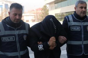 Komşunun telefonla konuşmasından ş&uuml;phelenince su&ccedil;&uuml;st&uuml; yakalandı