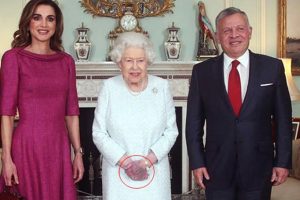 Krali&ccedil;e Elizabeht'in elindeki morluk takip&ccedil;ilerini endişelendirdi