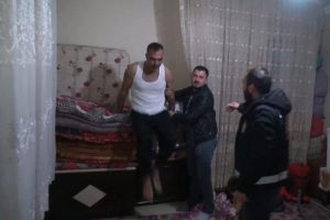 Aranan ş&uuml;pheliler yatakların altında bulundu