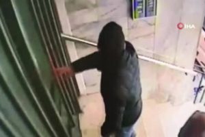 Yaşlı adama b&uuml;y&uuml;k şok: Kendilerini polis polis olarak tanıttılar...