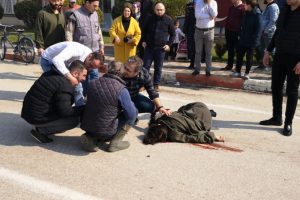 Bursa'da &ccedil;arptığı gen&ccedil; kızın başında 'Ne olur &ouml;lme' diye ağladı